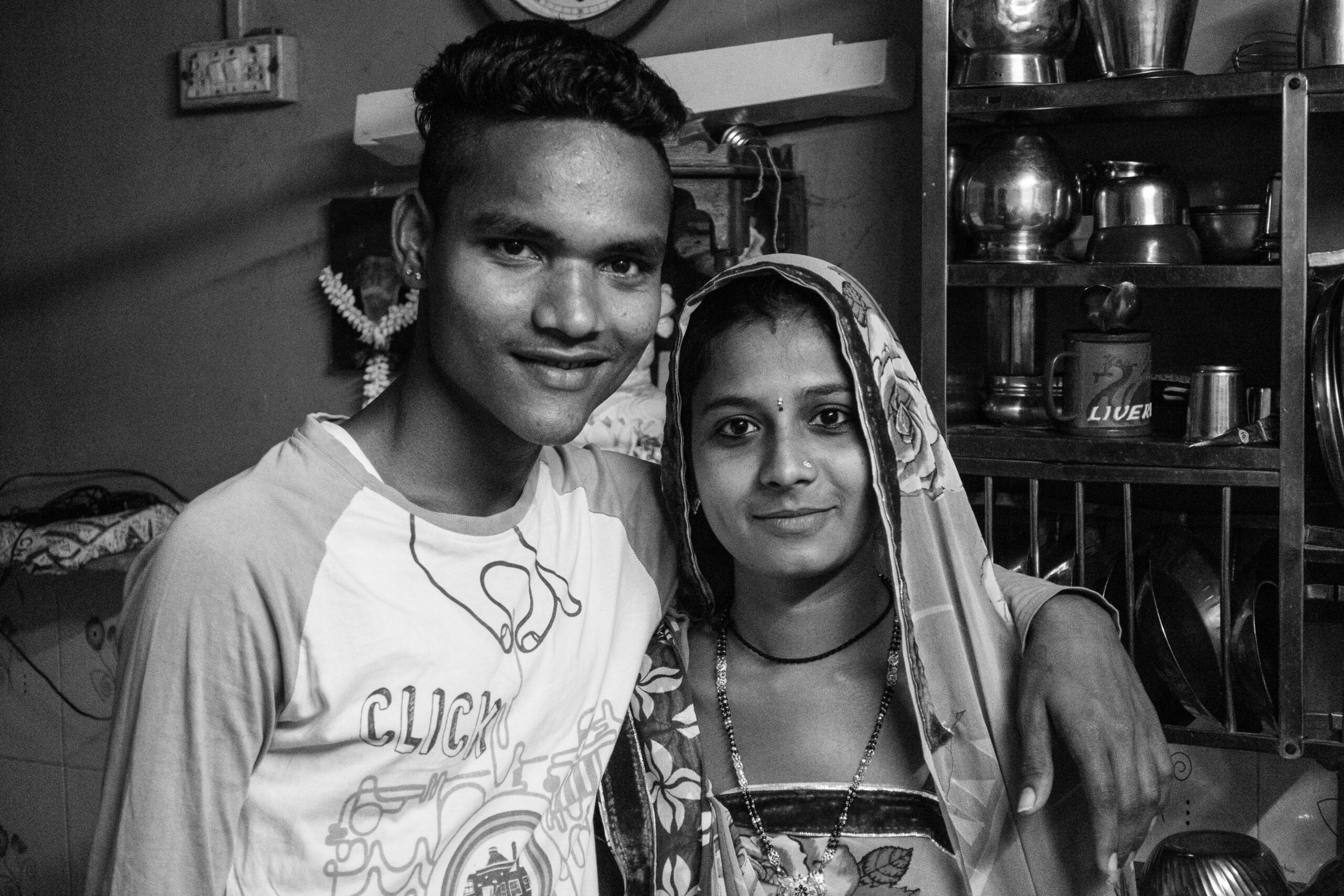 Copyright Jacques Lizeray Young married couple at Banganga Tank, Mumbai